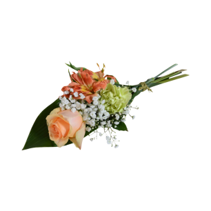 En bukett med en persikofärgad ros, orangea liljor, gröna hortensior, vita brudslöjor och gröna blad, bunden med ett snöre.