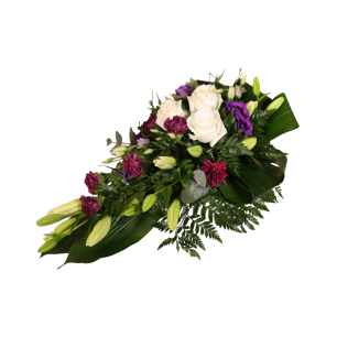 Bukett med vita rosor, lila blommor och gröna blad arrangerade i en triangulär form.